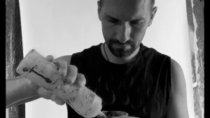 Una foto dell'artista Emanuele Renton Fortunati mentre è in azione